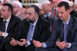 Ông Assad bất ngờ tham dự lễ cầu nguyện ở Homs, Syria