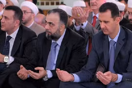 Ông Assad bất ngờ tham dự lễ cầu nguyện ở Homs, Syria