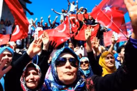 Ankara thẳng thừng sa thải 24.000 giáo viên và nhân viên chính phủ 