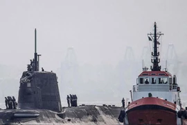 Tàu ngầm hạt nhân Anh va chạm với tàu thương mại gần Gibraltar