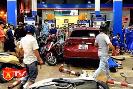 Tạm giữ hình sự lái xe gây tai nạn tại cây xăng đường Láng