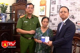 Trao tặng 3 gia đình liệt sỹ Cảnh sát PCCC sổ tiêt kiệm