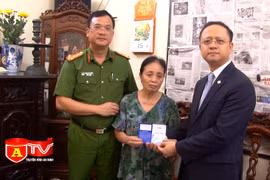 Trao tặng 3 gia đình liệt sỹ Cảnh sát PCCC sổ tiêt kiệm