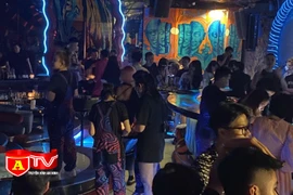 Thu giữ nhiều bình khí cười tại các quán bar phố cổ