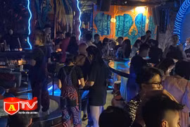 Thu giữ nhiều bình khí cười tại các quán bar phố cổ