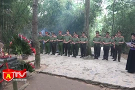 Cụm thi đua số 9 CATP Hà Nội báo công dâng Bác