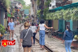 Mất an toàn hành lang đường sắt từ những quán cà phê đường tàu 