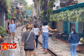 Mất an toàn hành lang đường sắt từ những quán cà phê đường tàu 