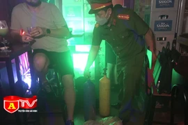 Bắt quả tang nhân viên quán bar đang bơm bóng cười cho khách