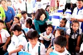 Quỹ sữa vươn cao Việt Nam và Vinamilk tiếp tục trao tặng gần 130.000 ly sữa cho trẻ em tại Vĩnh Long