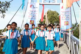 Người dân Đất Mũi vui mừng với cây cầu thép dây văng mới