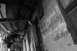 Khổ sở ở khu nhà hơn 30 năm tuổi xuống cấp nghiêm trọng