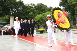 Lãnh đạo Đảng, Nhà nước đặt vòng hoa tưởng niệm các Anh hùng liệt sĩ