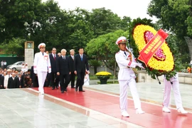 Lãnh đạo Đảng, Nhà nước đặt vòng hoa tưởng niệm các Anh hùng liệt sĩ