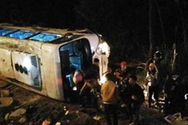 Audio 6-3-2016: Tránh xe máy, xe khách chở 34 người hành hương chùa Ba Vàng lật đổ bên đường