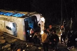 Audio 6-3-2016: Tránh xe máy, xe khách chở 34 người hành hương chùa Ba Vàng lật đổ bên đường