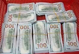 Người đàn bà “nổ” quen biết rộng ra giá “chạy án” cả triệu USD