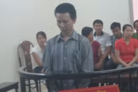 Suýt mất mạng vì vợ chồng hàng xóm “choảng nhau”