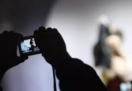 Dùng ảnh “nóng” tống tiền bạn gái 