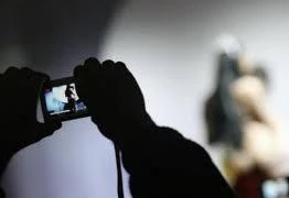 Dùng ảnh “nóng” tống tiền bạn gái 