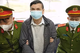 Xét xử vụ Việt Á: Cựu Giám đốc và kế toán CDC Nghệ An trần tình về sai phạm