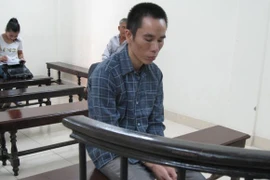 Nghe cú điện thoại, nữ công nhân bị kẻ si tình lao vào cứa đứt cổ