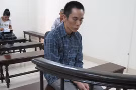 Nghe cú điện thoại, nữ công nhân bị kẻ si tình lao vào cứa đứt cổ