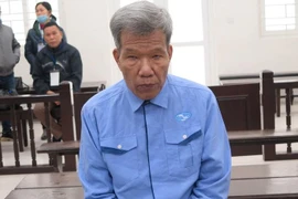 Chủ nhà nghỉ hoảng hồn khi thấy người đàn ông khỏa thân, nằm thoi thóp trước cửa 