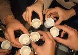 Suýt mất mạng vì liên tục mời rượu những người mới quen