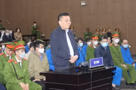 Xét xử vụ Việt Á: Cựu Bộ trưởng nói vali chứa 200.000 USD bị mất!