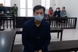 Dùng ô tô đâm đối phương vì mâu thuẫn mua bán điện thoại