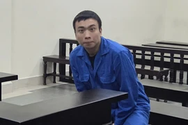 Đối tượng lừa đảo điều khiển xe ô tô kéo lê người đàn ông khi bỏ chạy 