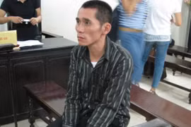 Hậm hực vì món đồ của con trẻ, vác dao đâm chết chồng cũ của “vợ hờ”