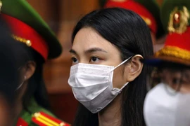 Lừa dối khách hàng, hoa hậu Thùy Tiên và Quang Linh Vlog cùng phải lĩnh án 2 năm tù