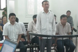 "Ban phát" đất công, chủ tịch xã cùng "bộ sậu" đưa nhau vào tù