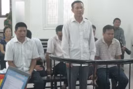 "Ban phát" đất công, chủ tịch xã cùng "bộ sậu" đưa nhau vào tù