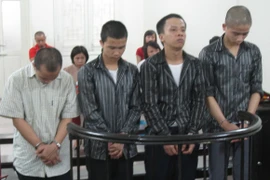 Bỏ nhà đi lang thang, bé gái bị ổ nhóm lưu manh khống chế, thay nhau hãm hiếp