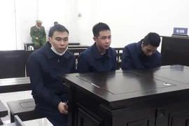 Chủ cửa hàng điện thoại khéo léo “úp sọt” đối tượng lưu hành tiền giả