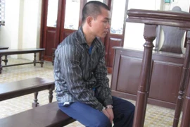 Bà chủ hiệu tạp hóa ngủ hớ hênh, khiến "yêu râu xanh" nổi thú tính