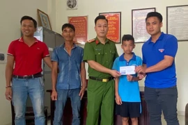 Cháu bé bị lạc ở Hà Đông đã được Công an bàn giao cho gia đình