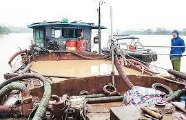 Truy tố đối tượng khai thác cát trái phép trên sông Hồng 