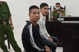 Mang hung khí xông vào quán sửa xe máy đâm, chém người loạn xạ