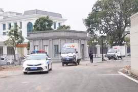 Các bị cáo được dẫn giải tới tòa từ khoảng 7h dưới sự đảm bảo an ninh nghiêm ngặt.
