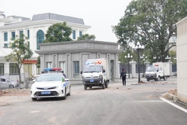 Các bị cáo được dẫn giải tới tòa từ khoảng 7h dưới sự đảm bảo an ninh nghiêm ngặt.