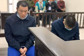 Bị bắt do có tố cáo về hành vi lừa đảo nhưng “lòi” ra 23 bánh heroin