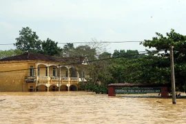 Lũ lịch sử chưa rút, miền Trung lo đối phó siêu bão Sarika