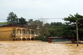 Lũ lịch sử chưa rút, miền Trung lo đối phó siêu bão Sarika