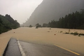 Gặp lũ lớn, đường sắt Bắc - Nam tê liệt tại Quảng Bình, 22 đoàn tàu phải dừng chờ