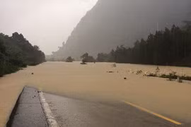 Gặp lũ lớn, đường sắt Bắc - Nam tê liệt tại Quảng Bình, 22 đoàn tàu phải dừng chờ