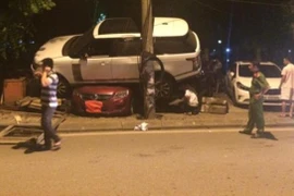 Hà Nội: xế hộp gần 10 tỷ húc dải phân cách, tông sập buồng bảo vệ